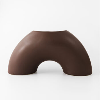 Artipelagkrukan Båge i brun glasyr av keramiker Siri Seger