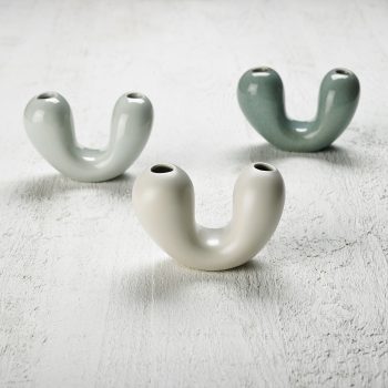 Vas i vit, grön och ljusgrön glasyr