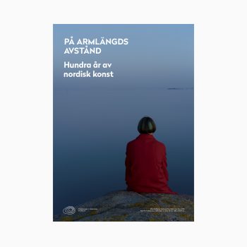 Elina Brotherus ser ut över skärgården, ett självporträtt