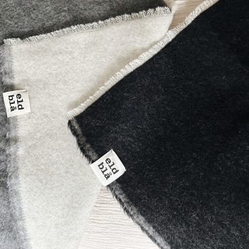 Filtar i grått, vitt och svart med fransar