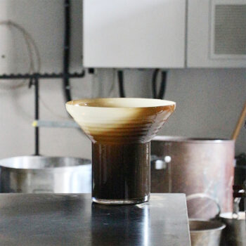 Glasvas av A. Nilsdotter i ateljémiljö.