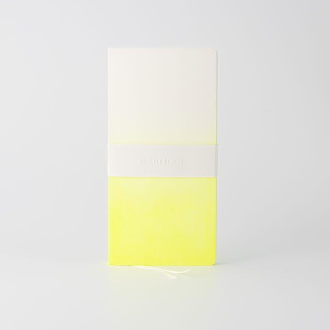 Handgjord skrivbok med gördel och omslag i övertoning från vitt till lysande gult.