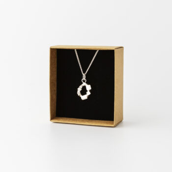 Hängsmycke av silversmed Tove Guander.