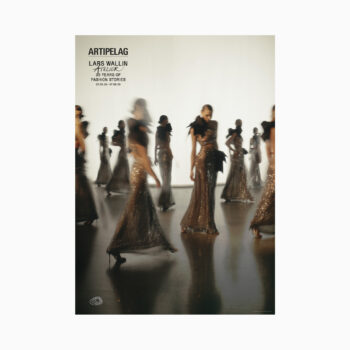 Affisch för utställningen Lars Wallin Atelier - 35 Years of Fashion Stories, föreställande modeller som visar klädskaparens klänningar med fjädrar och paljetter.