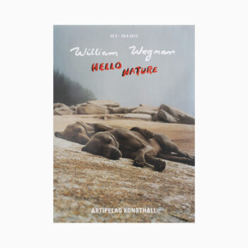 Affischmotiv med hundar vilandes på strand av fotokonstnären och filmaren William Wegman.