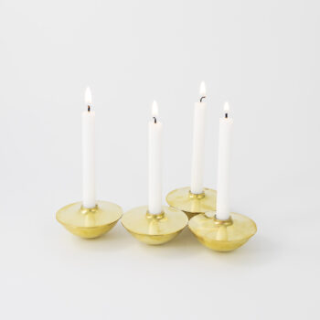 Adventsljusstake i mässing av Magnus Liljedahl.