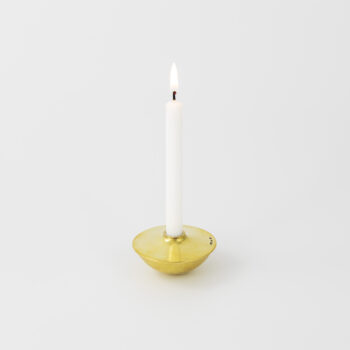 En liten rund ljusstake, av designer Magnus Liljedal.