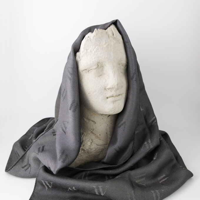 Sidenscarf på skulpturbyst.