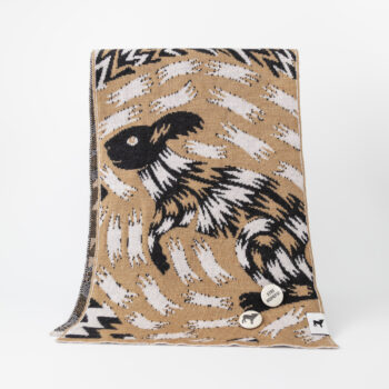 Halsduk med ekorrmotiv av Hanna Werning.