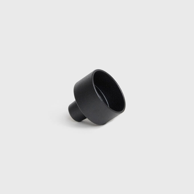Övre adapter i målat järn till Våges ljusstakar.