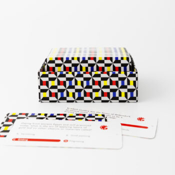 Frågespelet Art Trivia med spelkort i mönstrad ask.