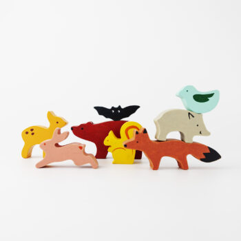 Staplade träklossar med hare, rådjur, björn, fladdermus, ekorre, räv, vildsvin och fågel.