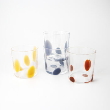 Fyra dricksglas med färgprickar.