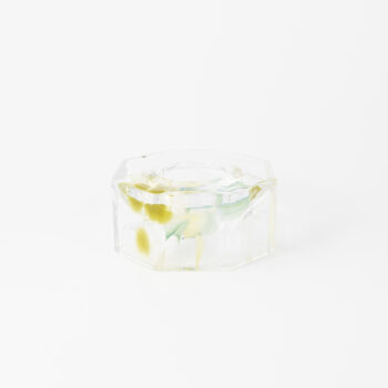 Låg, oktagonformad glasljusstake för värmeljus.