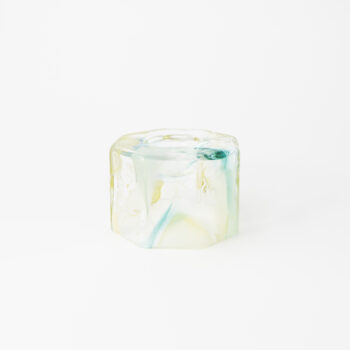 Glasljusstake för värmeljus med färgsjok.