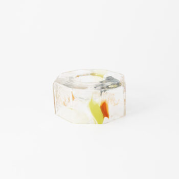 Låg, oktagonformad glasljusstake.