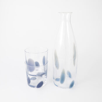 Glaskaraff och två dricksglas.