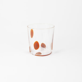 Dricksglas med färgfläckar.