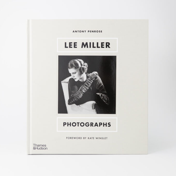 Omslaget till boken Lee Miller - Photographs, av Antony Penrose.