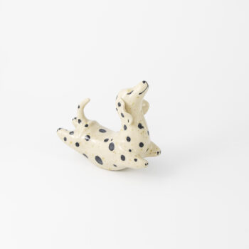 Hopphund, tax I keramik av Lindalovisa Ferqvist.