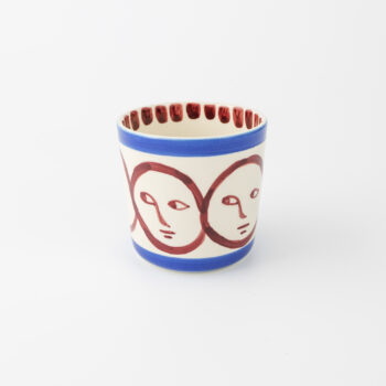 Handmålad mugg i keramik utan handtag.