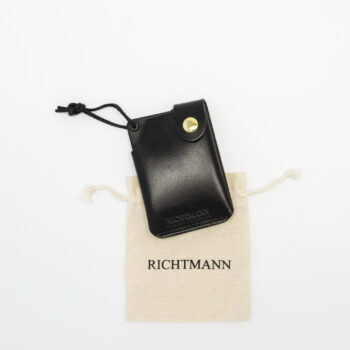 Korthållare i svart läder av Markus Richtmann.