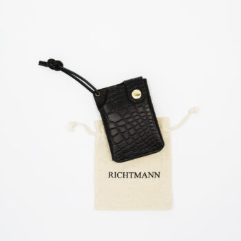 Korthållare i präglat läder.