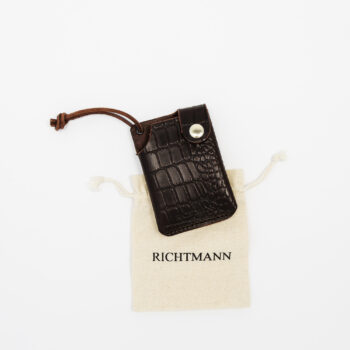 Korthållare i präglat skinn från Richtmann.
