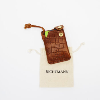 Korthållare i präglat, ekologiskt skinn.