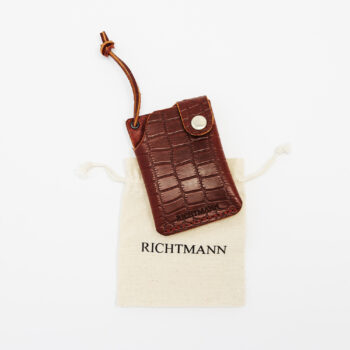 Korthållare av Markus Richtmann i präglat läder.