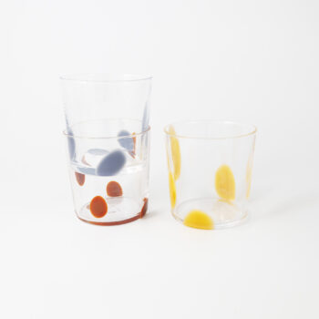 Tre dricksglas med färgprickar.