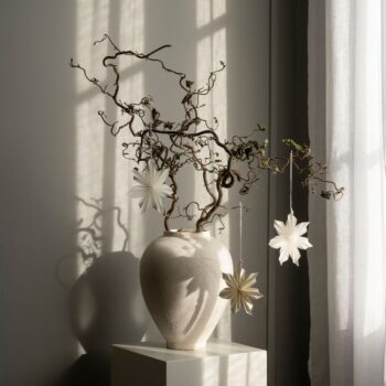 Julhängen i papper, hängande i bukett med trollhassel.