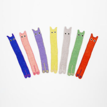 Sju bokmärken med ögon, öron och tassar.