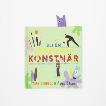 Ett bokmärke placerad i en bok om konst.