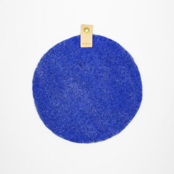 Rund sittdyna med hängrem i läder.