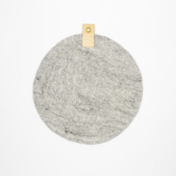 Sittdyna i ull med läderdetalj.