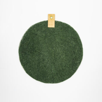 Ulldyna med hängrem i läder.