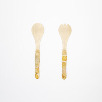 Ett set med salladsbestick i trä och handtag med intarsia.