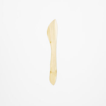 Lång smörkniv i trä med greppvänligt handtag.