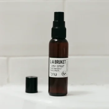 Badrumsmiljö med pumpflaska och tillhörande kork i bakgrunden.