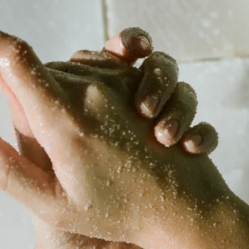 Händer som rengörs med handscrub.